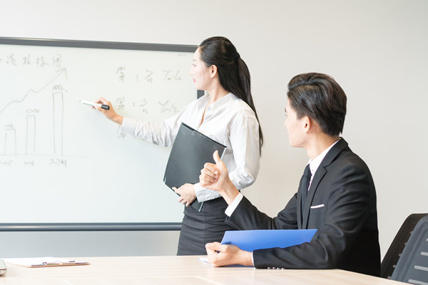 人才引進(jìn)與培養(yǎng)：打造高效人才隊伍，提升企業(yè)競爭力